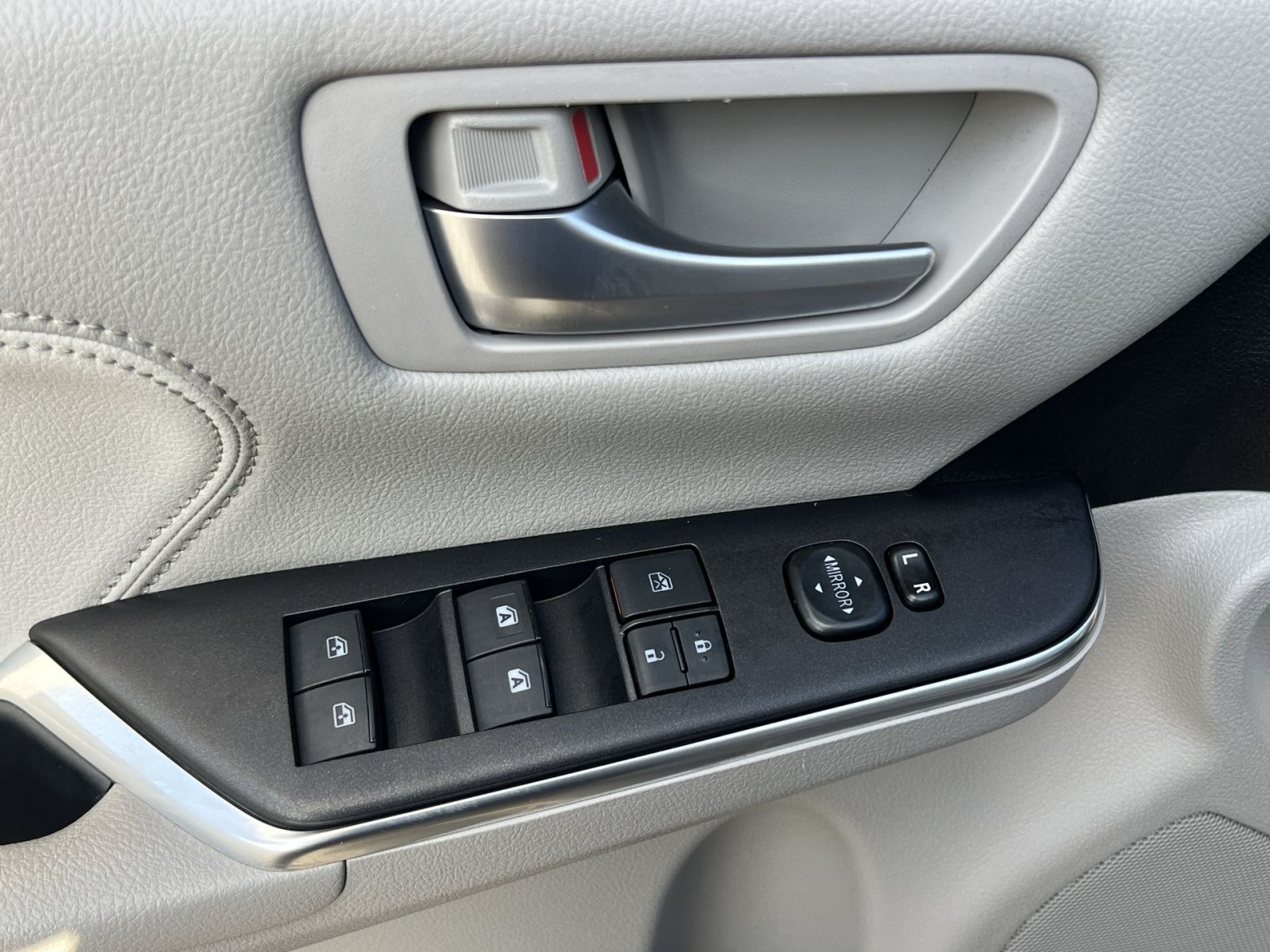 Used 2017 Toyota Camry XLE FWD image 18