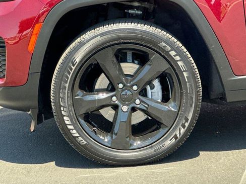 Used 2025 Jeep Grand Cherokee Altitude AWD/4WD image 25
