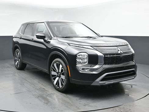 New 2026 Mitsubishi Outlander LE image 2