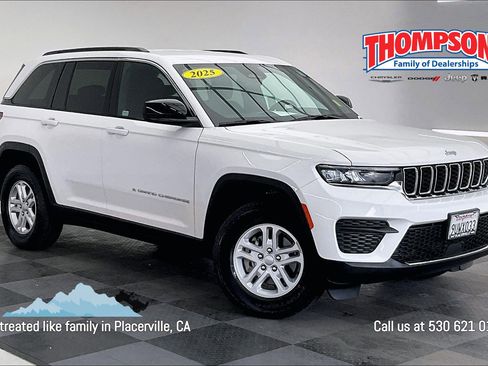 Used 2025 Jeep Grand Cherokee Laredo AWD/4WD image 1