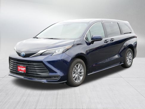Used 2025 Toyota Sienna LE image 3