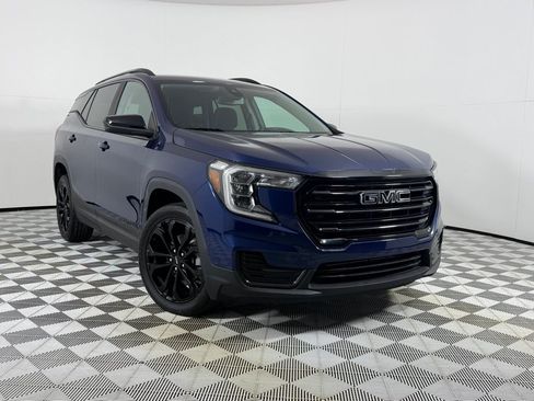 Used 2022 GMC Terrain SLE w/ Elevation Edition FWD image 2