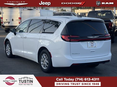 New 2026 Chrysler Pacifica Select FWD image 4