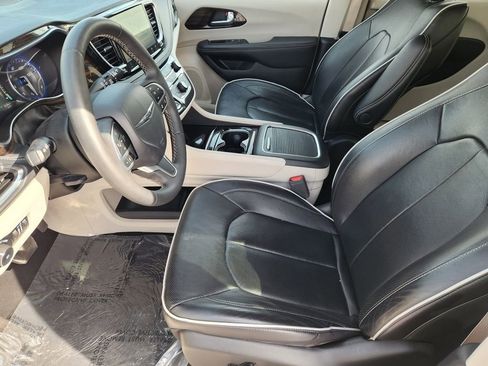 Used 2023 Chrysler Pacifica Limited FWD image 13
