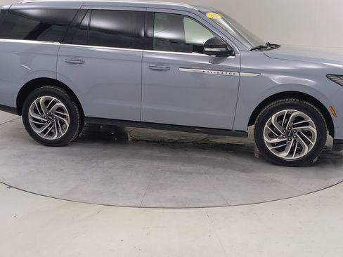 Used 2025 Lincoln Navigator Reserve image 14