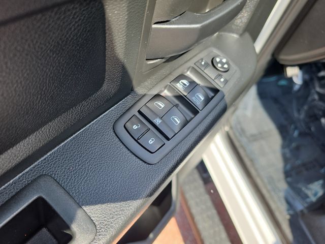 Used 2019 RAM 1500 4x4 Crew Cab Classic image 11