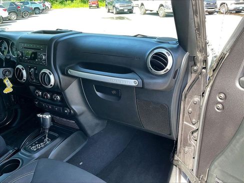 Used 2018 Jeep Wrangler Unlimited Sahara AWD/4WD image 13