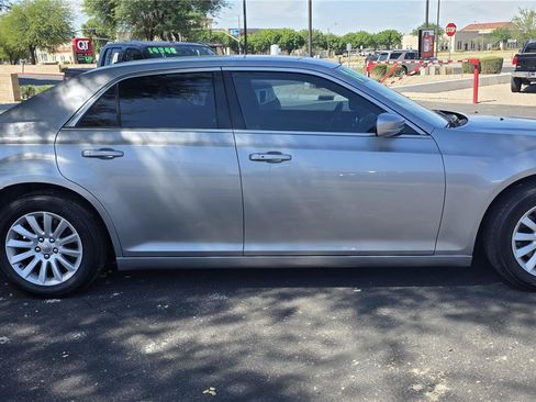 Used 2014 Chrysler 300 RWD image 4