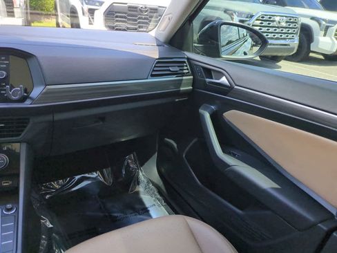 Used 2019 Volkswagen Jetta SEL w/ Cold Weather Package FWD image 16