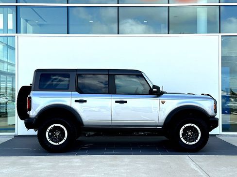 Used 2023 Ford Bronco Badlands AWD/4WD image 3