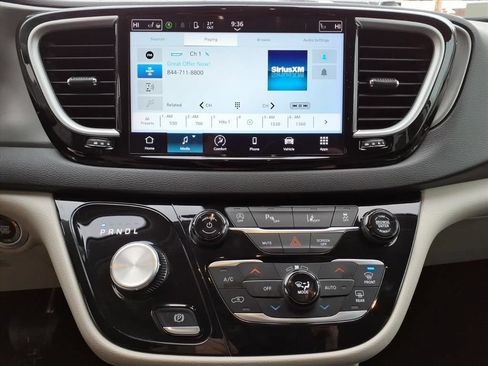 Used 2024 Chrysler Pacifica Touring-L FWD image 21