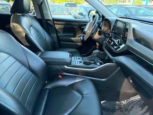 Used 2021 Toyota Highlander XLE AWD/4WD image 9