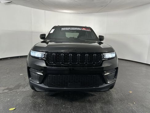 Used 2022 Jeep Grand Cherokee Altitude image 3