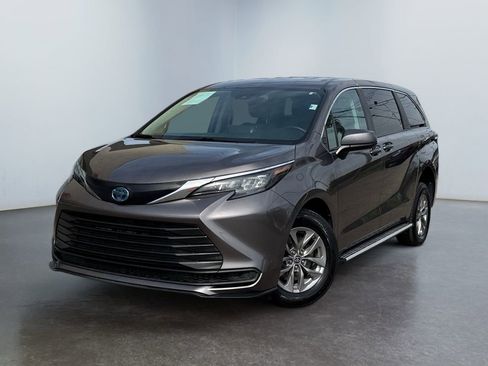 Used 2024 Toyota Sienna LE image 2