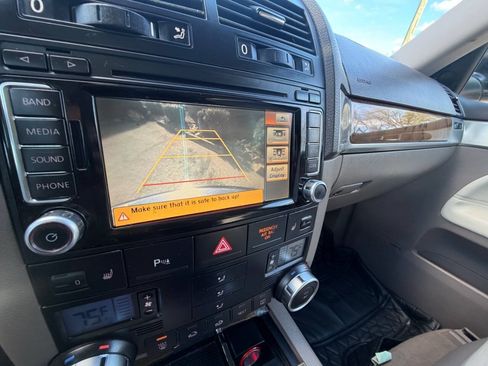 Used 2010 Volkswagen Touareg TDI AWD/4WD image 13