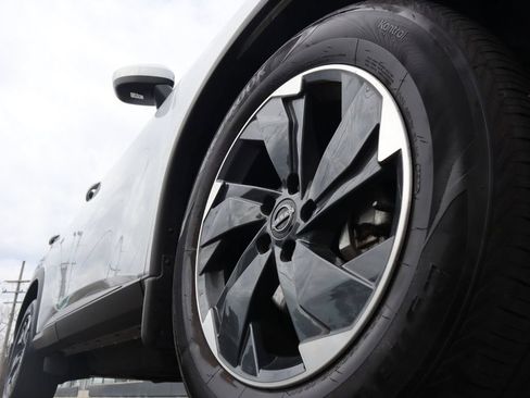 Certified 2025 Nissan Rogue SV AWD/4WD image 10