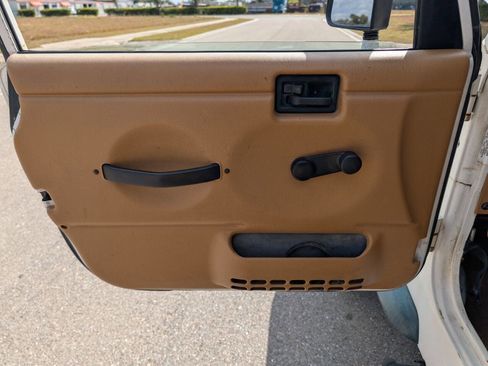 Used 1998 Jeep Wrangler SE image 10