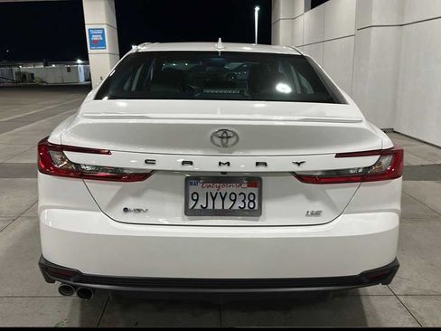Used 2025 Toyota Camry SE image 3