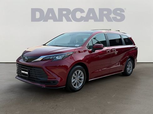 Used 2025 Toyota Sienna LE FWD image 3