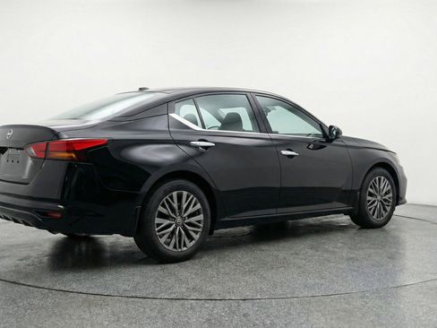 Used 2025 Nissan Altima 2.5 SV FWD image 9