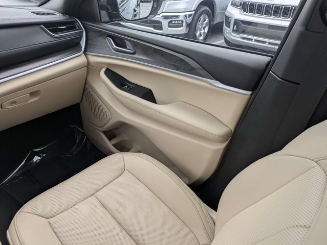 Certified 2025 Jeep Grand Cherokee Limited w/ Luxury Tech Group II AWD/4WD image 18