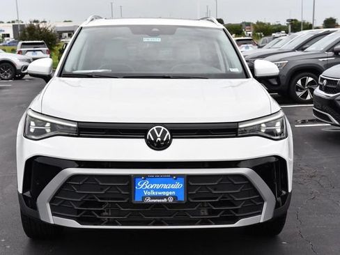 Used 2025 Volkswagen Taos SE w/ Panoramic Sunroof Package AWD/4WD image 4