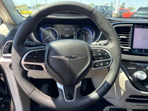 Used 2024 Chrysler Pacifica Touring-L image 19