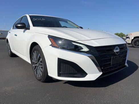 Used 2025 Nissan Altima 2.5 SV FWD image 1