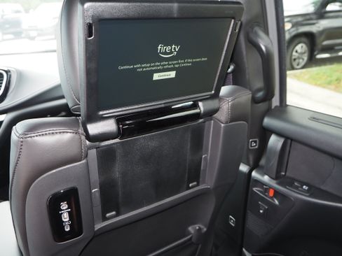 New 2025 Chrysler Pacifica Select w/ Uconnect Theater Family Group image 22