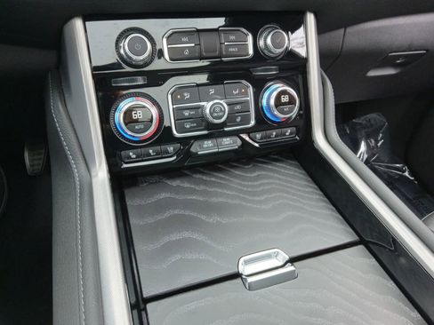 Used 2024 GMC Yukon Denali w/ Denali Reserve Package image 19