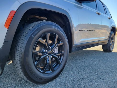 Used 2024 Jeep Grand Cherokee Altitude image 10