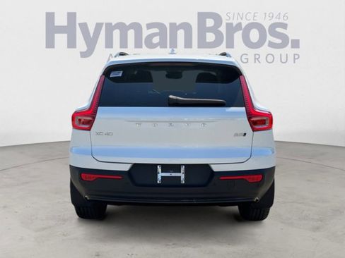 Used 2023 Volvo XC40 B5 Plus image 4
