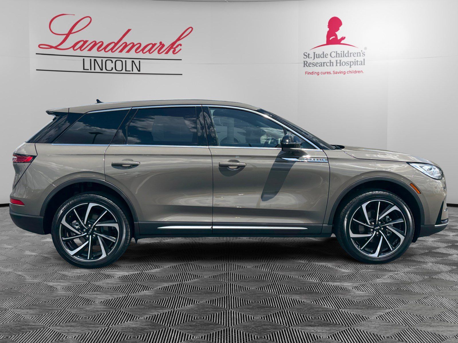 Certified 2025 Lincoln Corsair Reserve AWD/4WD image 6