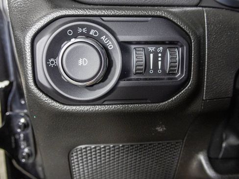 Used 2022 Jeep Wrangler Unlimited Sahara w/ LED Lighting Group AWD/4WD image 31