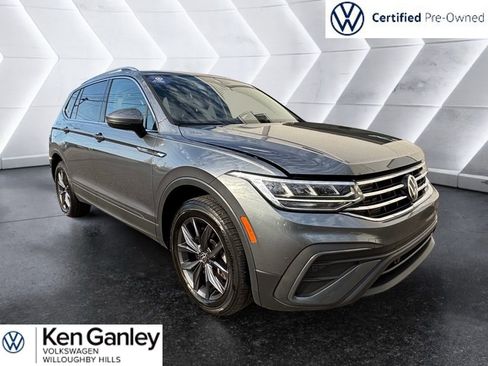 Used 2023 Volkswagen Tiguan SE w/ Panoramic Sunroof Package image 5