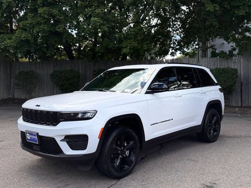 Used 2024 Jeep Grand Cherokee Altitude AWD/4WD image 2