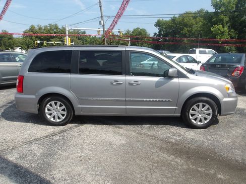Used 2014 Chrysler Town & Country Touring FWD image 3