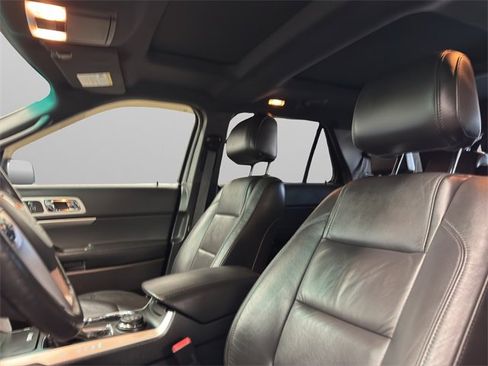 Used 2014 Ford Explorer XLT w/ Equipment Group 202A image 26