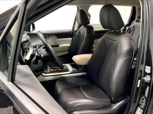 Used 2024 Kia Carnival LX image 25