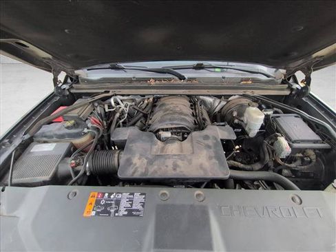 Used 2018 Chevrolet Suburban LS RWD image 20