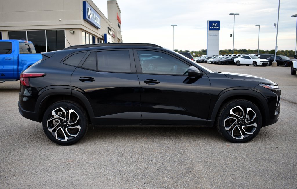 Used 2025 Chevrolet Trax RS w/ Driver Confidence Package FWD image 2