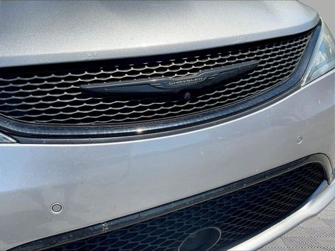 Used 2019 Chrysler Pacifica Touring Plus w/ Advanced Safetytec Group FWD image 29