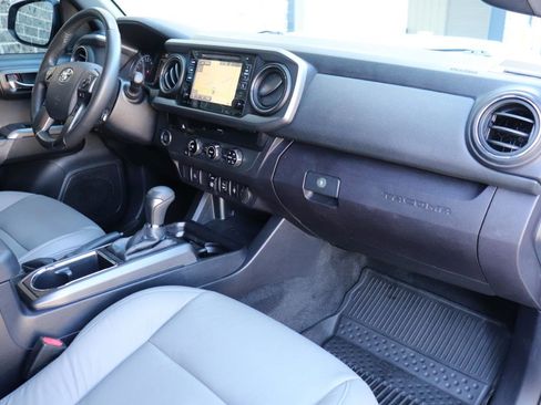Used 2018 Toyota Tacoma TRD Sport image 26