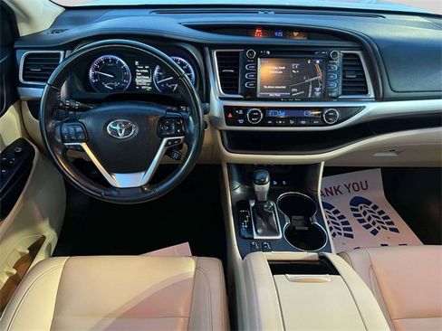 Used 2019 Toyota Highlander SE image 15