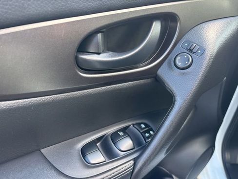 Used 2019 Nissan Rogue Sport S image 14