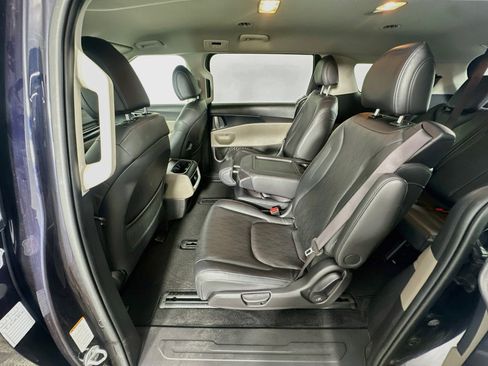 Used 2025 Kia Carnival FWD image 27