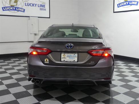 Used 2020 Toyota Camry SE w/ Sunroof Package image 8