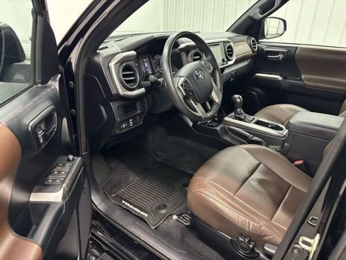 Used 2016 Toyota Tacoma Limited w/ Towing Package image 13