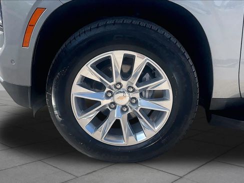 Used 2025 Chevrolet Suburban Premier RWD image 11