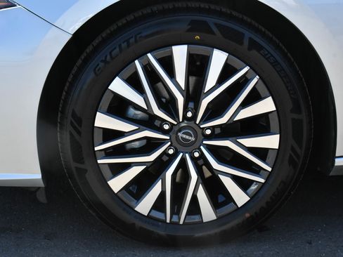 Used 2023 Nissan Altima 2.5 SV FWD image 12